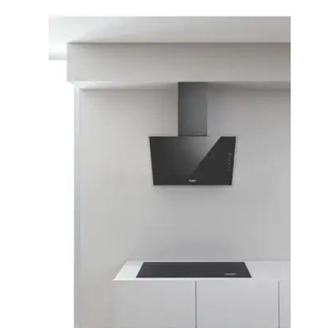 Hotte Whirlpool WHVF63FLTK, accessoire pour cuisine, vue de face avec filtre et commandes visibles.