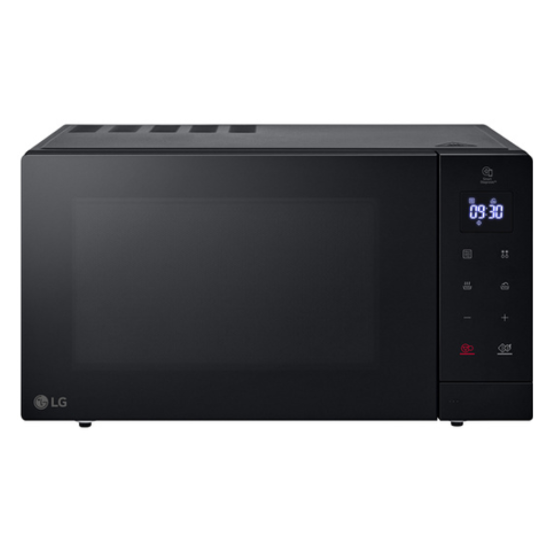 Micro-ondes LG MS3032JAS avec porte en verre et boutons de commande, vue de face dans une cuisine.
