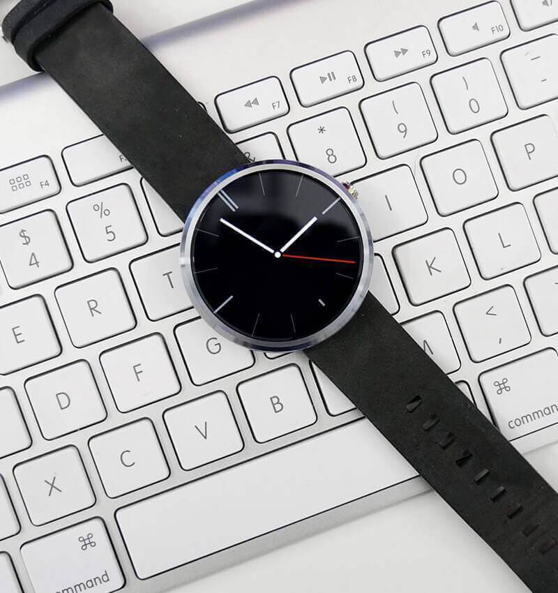 Montre connectée Mino 3600 de la marque Smartwatch avec écran tactile et cadran numérique moderne.