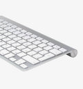 Clavier tactile sans fil pour ordinateur et tablettes, design moderne et compact, en noir avec touches tactiles.