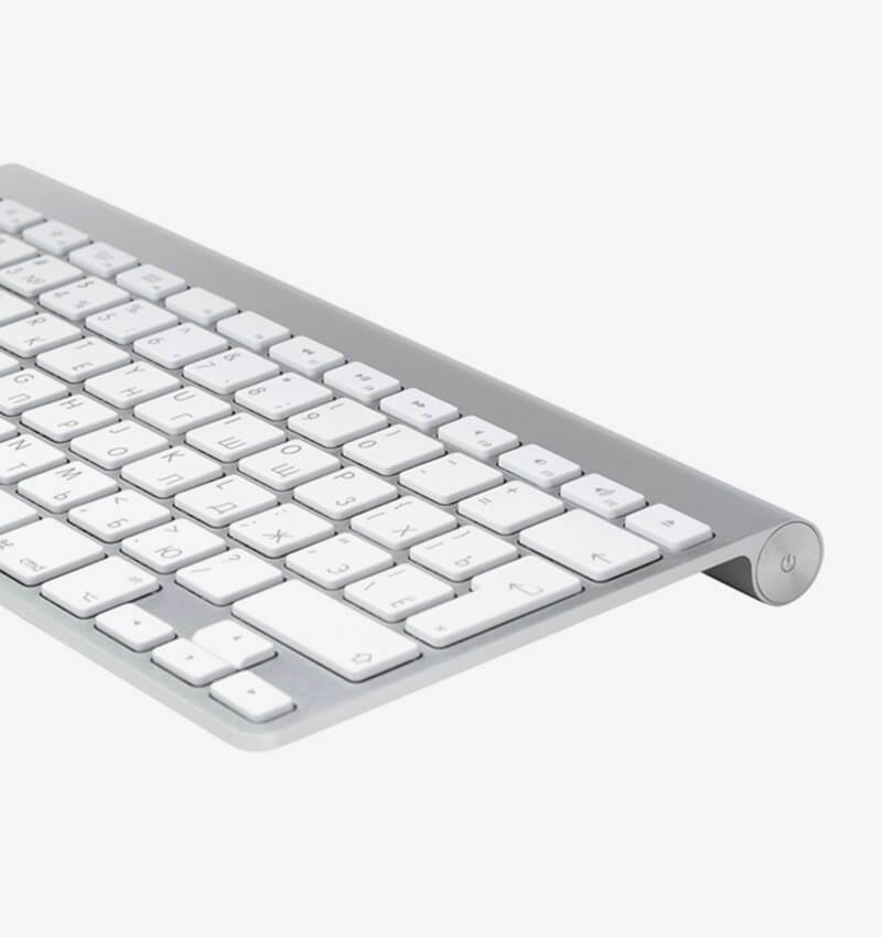 Clavier tactile sans fil pour ordinateur et tablettes, design moderne et compact, en noir avec touches tactiles.