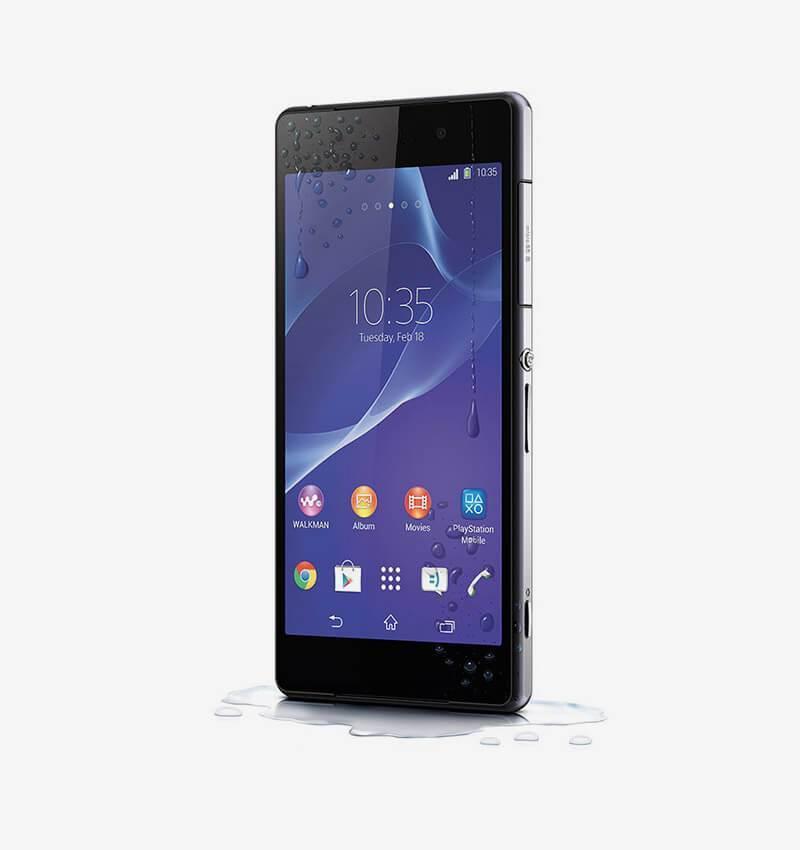 Téléphone portable Xperia Z2 à main, montrer l'écran et le design élégant du smartphone Sony.